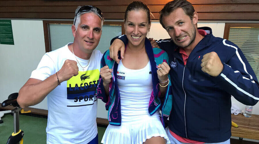 La tenista profesional Dominika Cibulkova y su equipo