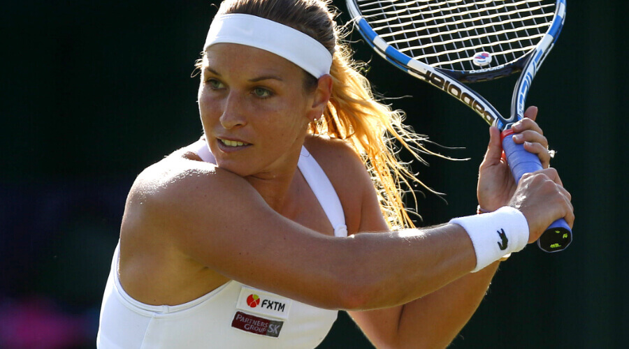 La tenista profesional Dominika Cibulkova lista para dar un revés.