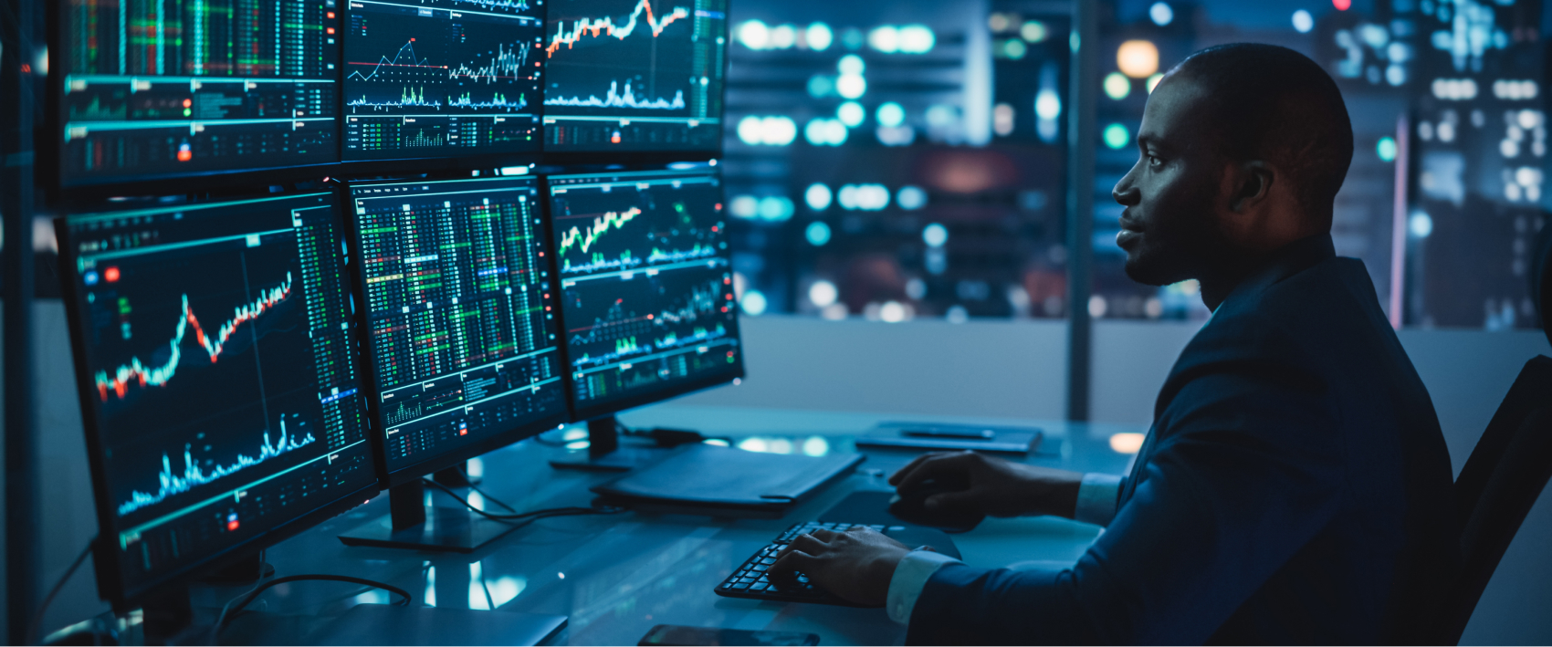 Trader profesional sentado en un escritorio, operando divisas a un nivel avanzado