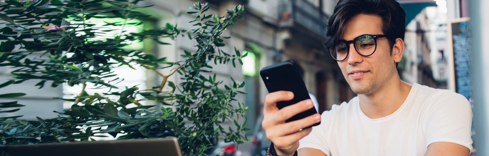 Hombre al telÃ©fono consultando una calculadora de margen