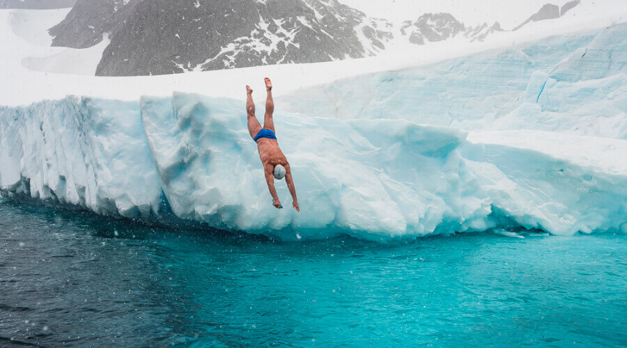 Lewis Pugh nada en la Antártida
