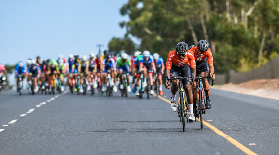 Equipo de ciclismo FXTM Velokhaya compitiendo a toda velocidad