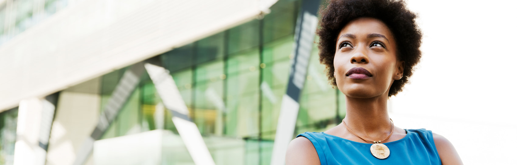 Persona usando un smartphone en un balcón y considerando cuál es la mejor plataforma para trading de forex